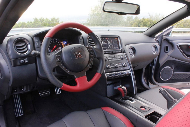 Nissan GTR - volante y cuadro mandos - foto: www.luxury360.es